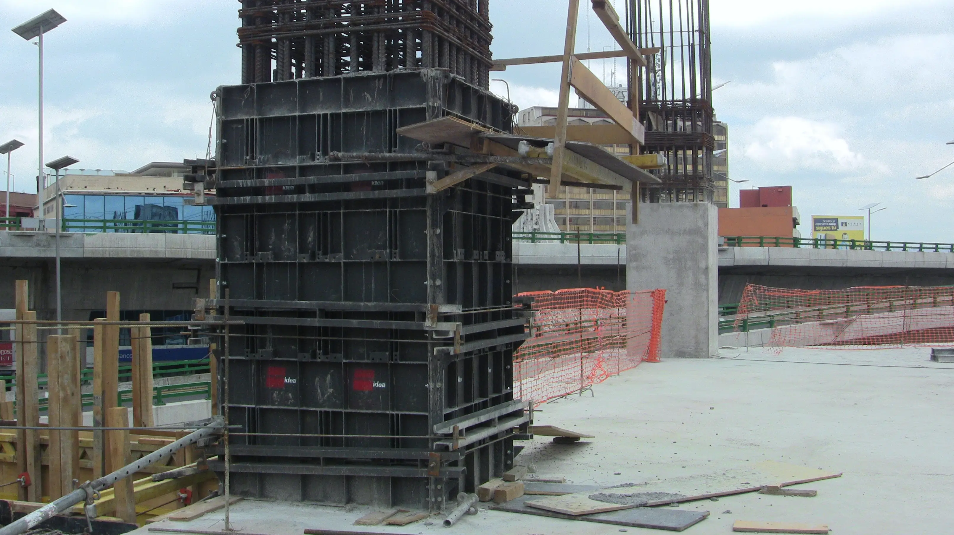 Columna cuadrada con sistema de cimbra