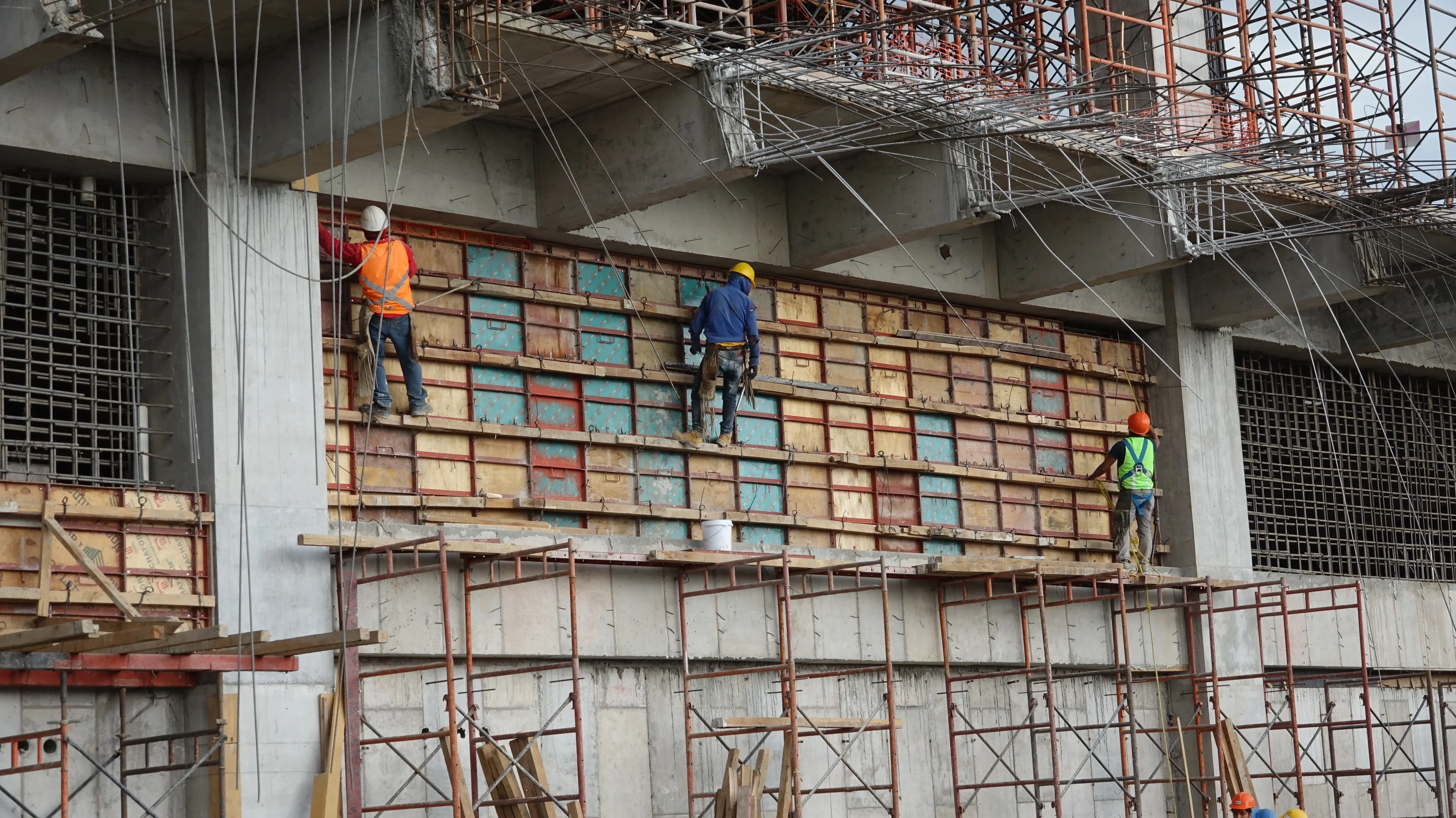 Muro con sistema de cimbra - Encofrado para muros