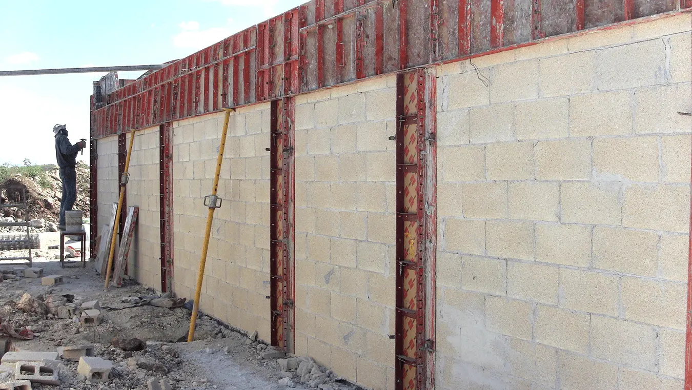 Sistema de cimbra híbrido en aplicación - Vista de instalación en obra