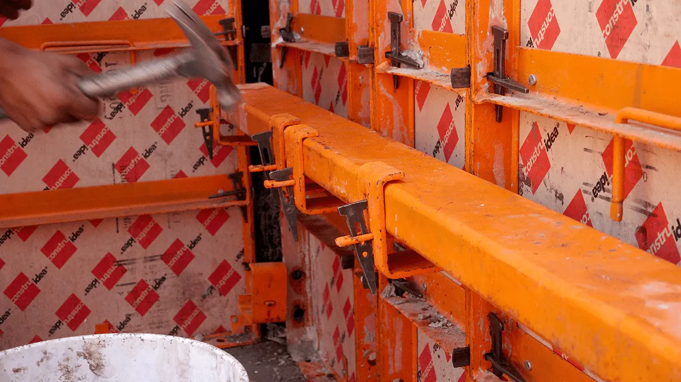 Descimbrado del sistema monolítico - Retiro de paneles después del fraguado