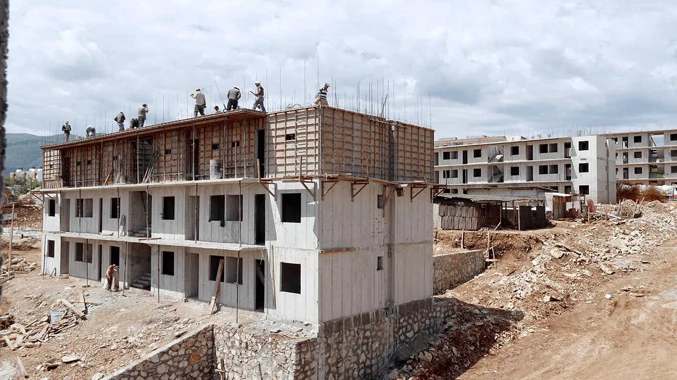 Sistema de cimbra monolítico vertical en aplicación - Vista de instalación en obra